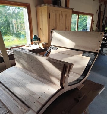 Découverte d'un atelier d'ébénisterie, créations originales à partir de bois local