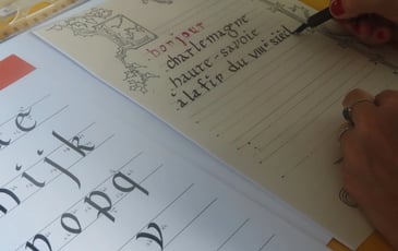 Plume en main : la calligraphie