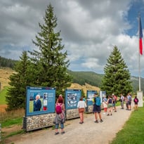 Exposition "Célébrer l'esprit des Glières. Le Monument national à la Résistance" au plateau des Glières