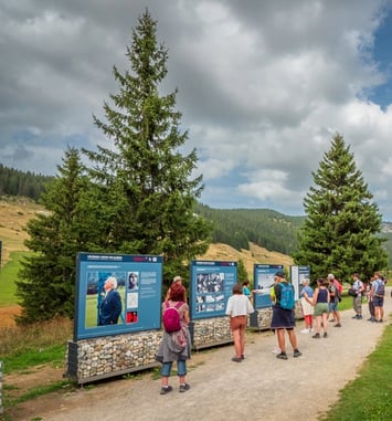 Exposition "Célébrer l'esprit des Glières. Le Monument national à la Résistance" au plateau des Glières