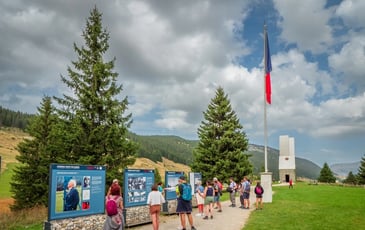 Exposition "Célébrer l'esprit des Glières. Le Monument national à la Résistance" au plateau des Glières