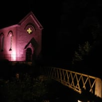 Au Reposoir, éclairage nocturne de la Chapelle du Bienheureux Jean d'Espagne.