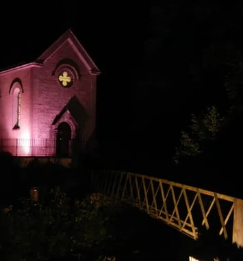Au Reposoir, éclairage nocturne de la Chapelle du Bienheureux Jean d'Espagne.