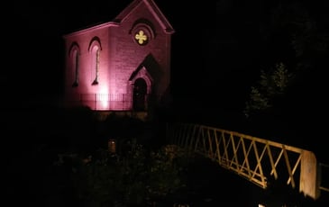 Au Reposoir, éclairage nocturne de la Chapelle du Bienheureux Jean d'Espagne.
