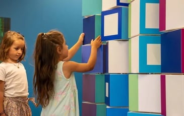 Exposition-atelier "Images Vivantes" de l'artiste Yaacov Agam, produite par le Centre Pompidou